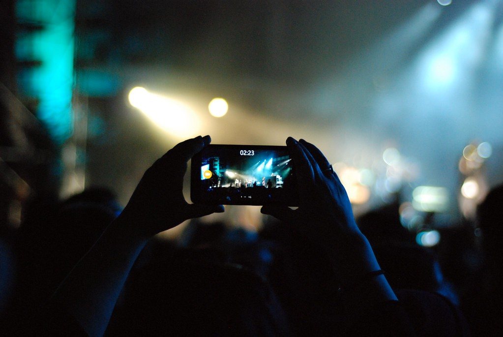 Fotografiar un concierto con el móvil sin molestar a nadie